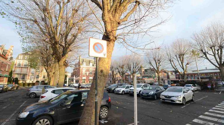 Un parking avec un panneau d'entrée en zone bleue